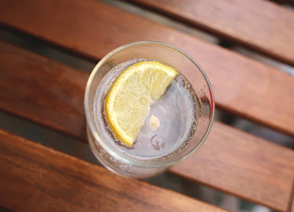 Um copo de limonada fica em uma mesa em um restaurante vista de — Fotografia de Stock