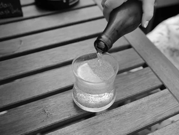 Мінеральну Воду Наливають Склянку Столі Кафе — стокове фото