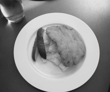 Yenileyici bir tabakta haşlanmış patates ve turşulu et pirzolası.