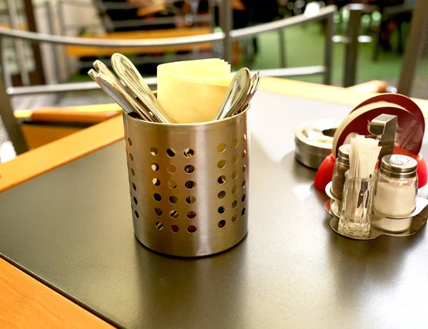 Серветки для столових приборів та шейкерна підставка для перцю — стокове фото