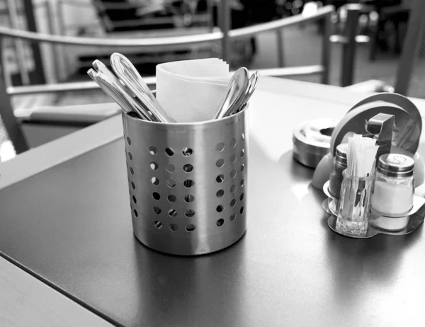 Серветки для столових приборів та шейкерна підставка для перцю — стокове фото