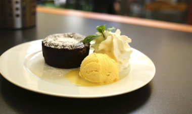 Sıcak çikolatalı, dondurmalı ve dondurmalı. 