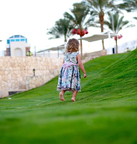 Petite fille marche au bord de la mer dans un hôtel égyptien luxueux — Photo