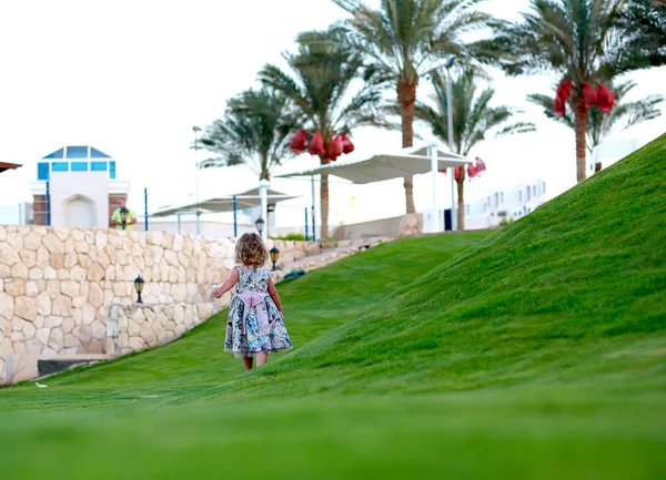 Menina caminha pelo mar em um luxuoso hotel egípcio — Fotografia de Stock