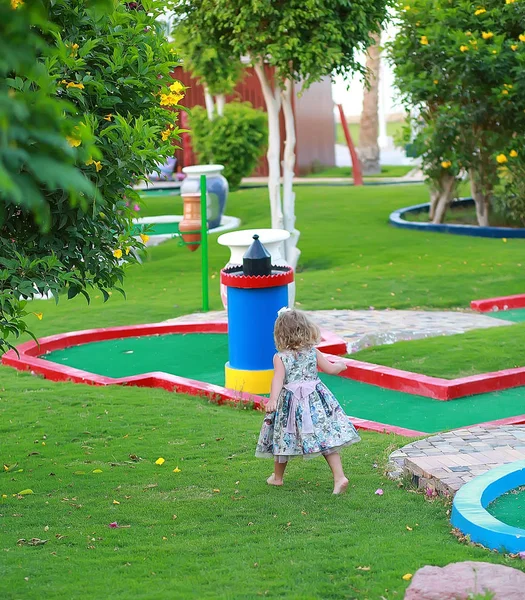 Mała dziewczynka spaceruje po placu zabaw w hotelu w Egipcie — Zdjęcie stockowe