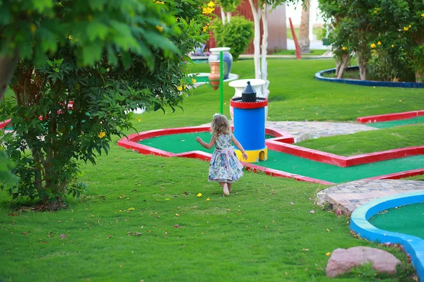 Niña camina en el parque infantil en el hotel en Egipto — Foto de Stock