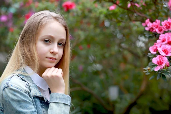 Jong meisje met lang wit haar in een hoed en een denim jas lopen — Stockfoto