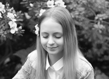 Uzun beyaz saçlı, şapkalı ve kot ceketli genç bir kız.