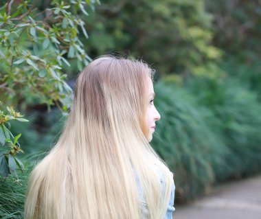 Uzun beyaz saçlı ve kot ceketli genç kız onunla oturuyor.