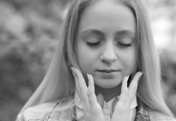 Junges Mädchen mit langen weißen Haaren, Hut und Jeansjacke — Stockfoto