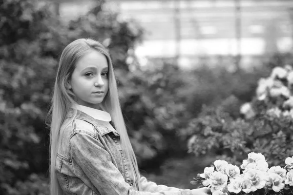 Young girl with long white hair in a hat and a denim jacket walk — 스톡 사진