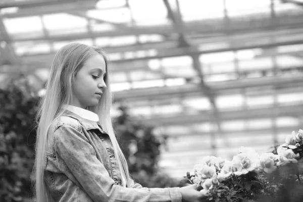 Young girl with long white hair in a hat and a denim jacket walk — Stock Photo, Image