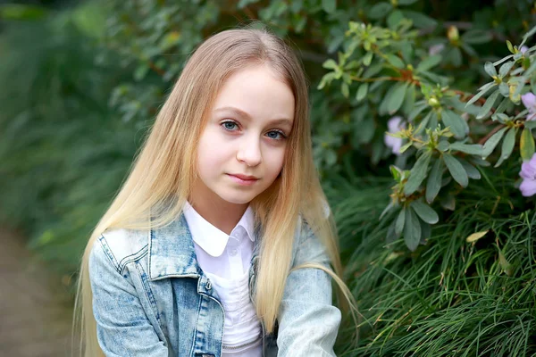 Jeune fille avec de longs cheveux blancs dans une veste en denim — Photo