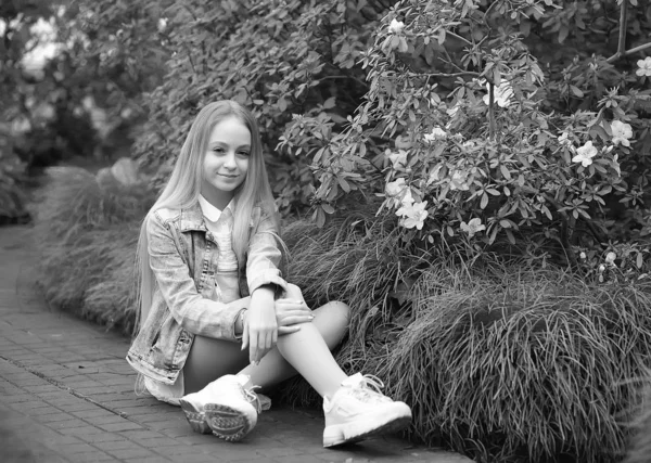 Young girl with long white hair and a denim jacket is relaxing — Stock Photo, Image