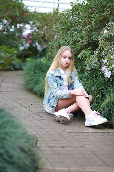 Young girl with long white hair and a denim jacket is relaxing — 스톡 사진