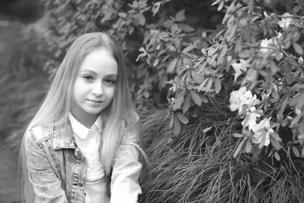 Jong meisje met lang wit haar in een spijkerjasje — Stockfoto