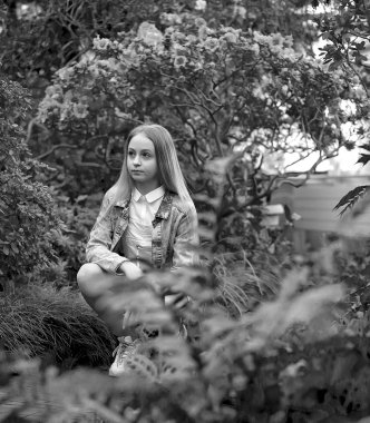 Uzun beyaz saçlı ve kot ceketli genç bir kız. 