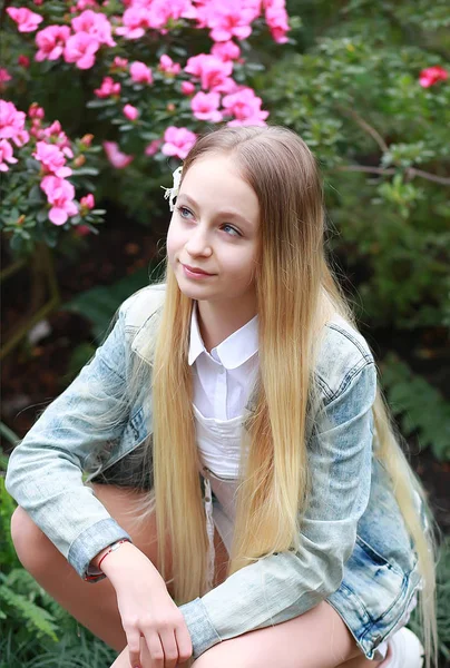 Νεαρή κοπέλα με μακριά λευκά μαλλιά και τζιν σακάκι — Φωτογραφία Αρχείου
