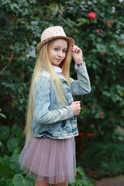 Молода дівчина з довгим білим волоссям і джинсовою курткою — стокове фото