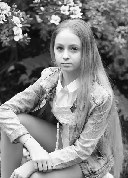 Giovane ragazza con lunghi capelli bianchi e una giacca di denim — Foto Stock