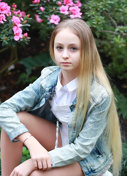 Jeune fille avec de longs cheveux blancs et une veste en denim — Photo