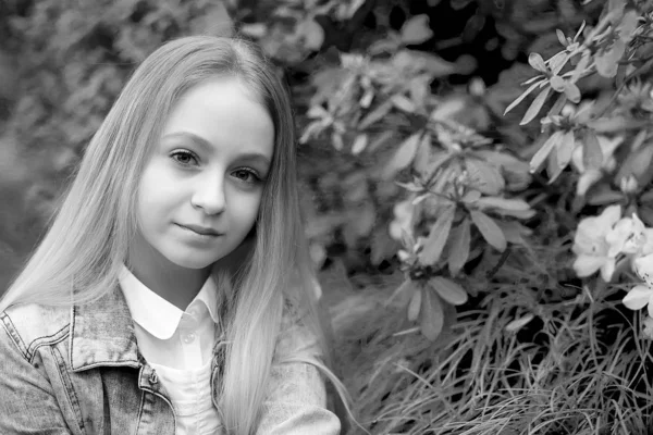 Νεαρή κοπέλα με μακριά λευκά μαλλιά σε τζιν σακάκι — Φωτογραφία Αρχείου