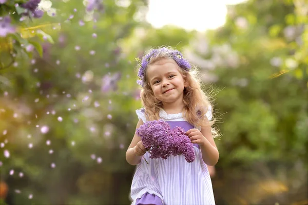 Little girl walks in the spring botanical garden — Stock Photo, Image