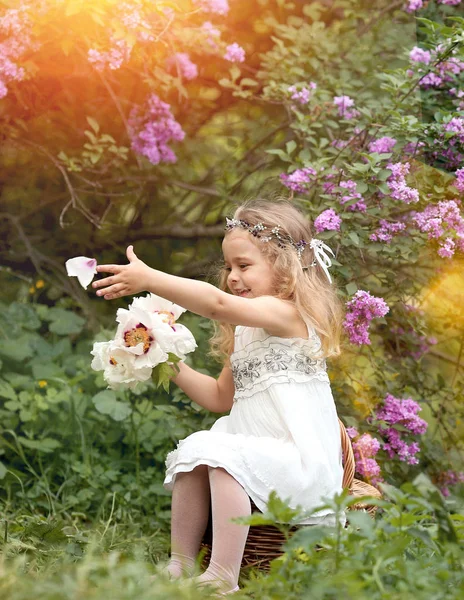 Niña en un vestido blanco camina en la guarida botánica de primavera —  Fotos de Stock