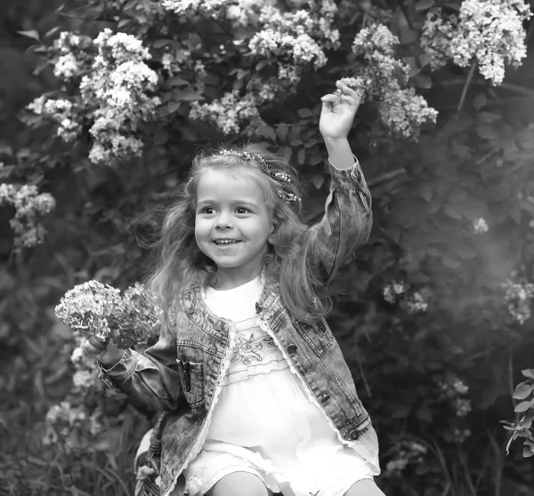 Liten flicka promenader i våren botaniska trädgården — Stockfoto
