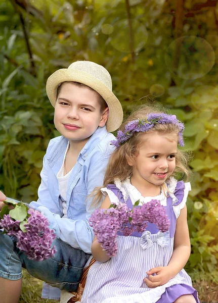 Hermano y hermana caminan en el jardín botánico en primavera —  Fotos de Stock