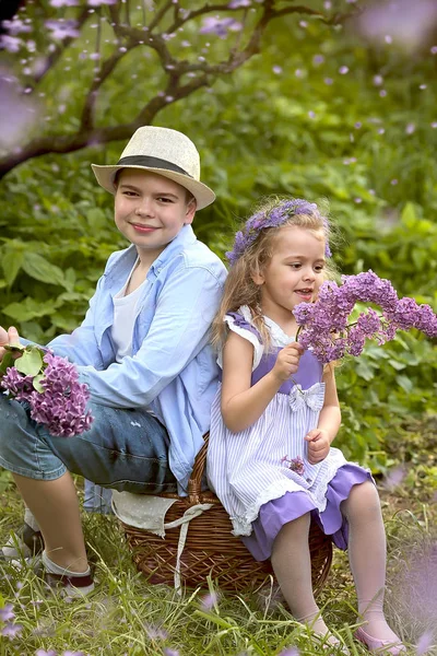 Brat i siostra spacerują wiosną po ogrodzie botanicznym — Zdjęcie stockowe