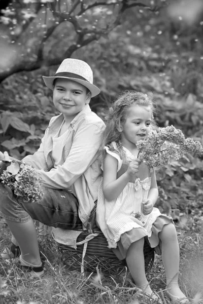 Frère et soeur marcher dans le jardin botanique au printemps — Photo