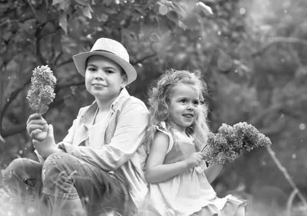 Frère et soeur marcher dans le jardin botanique au printemps — Photo