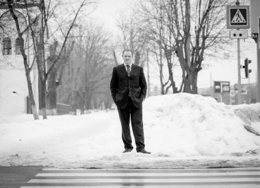 Mavi takım elbiseli, neşeli, genç ve yakışıklı bir iş adamı.