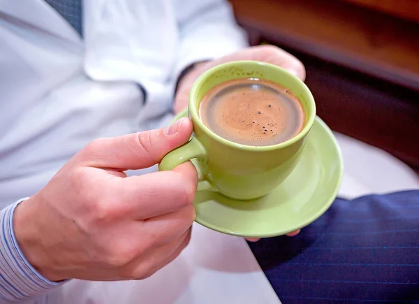 Ung attraktiv läkare i en vit rock rymmer en kopp kaffe — Stockfoto