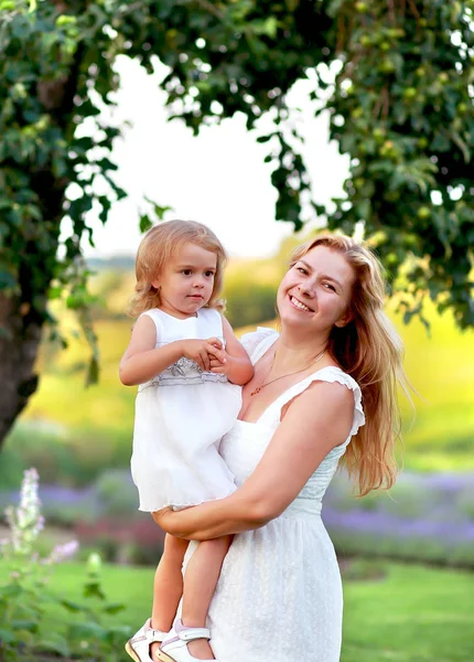 Mãe e pequena filha se divertir e caminhar no campo de lavanda — Fotografia de Stock