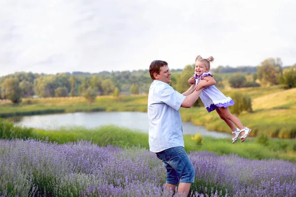 Papa entoure une petite fille avec qui ils s'amusent dans un l — Photo