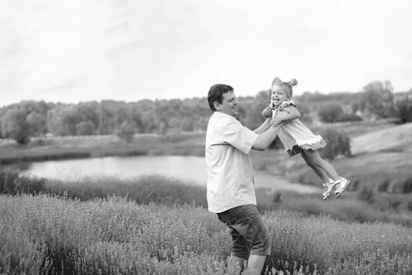 Papà sta girando intorno a una piccola figlia con cui si divertono — Foto Stock