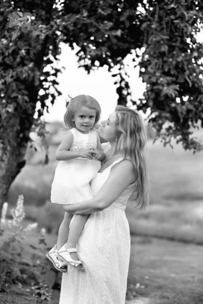 Mãe e pequena filha se divertir e caminhar no campo de lavanda — Fotografia de Stock