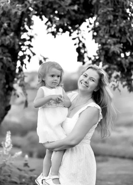 Maman et petite fille s'amusent et marchent dans le champ de lavande — Photo