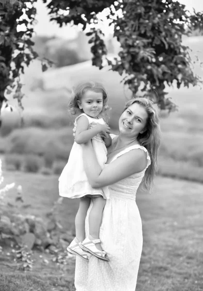 Mutter und kleine Tochter haben Spaß und spazieren im Lavendelfeld — Stockfoto