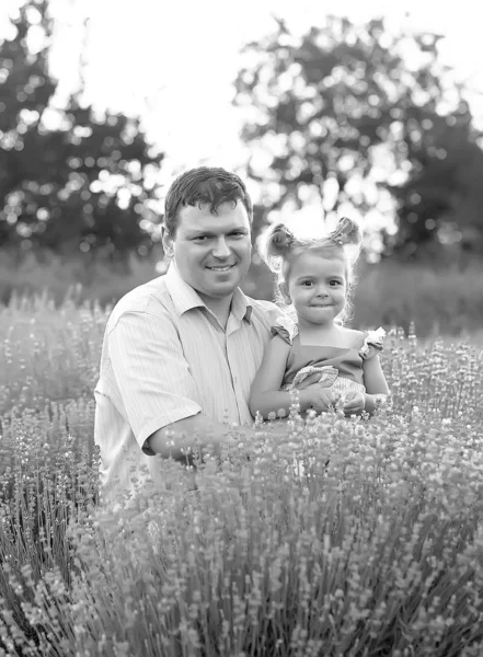 Vader met kleine dochter veel plezier en lopen in een lavendelveld — Stockfoto
