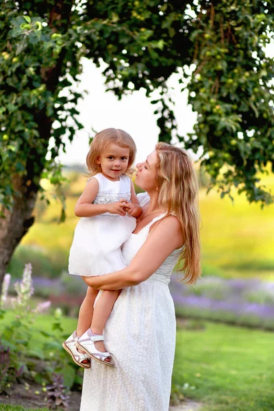 Mutter und kleine Tochter haben Spaß und spazieren im Lavendelfeld — Stockfoto