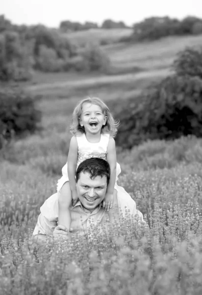 Pai com filhinha se divertir e caminhar em um campo de lavanda — Fotografia de Stock