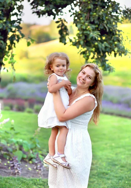 Maman et petite fille s'amusent et marchent dans le champ de lavande — Photo