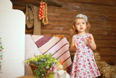 Küçük kız küçük beyaz tavşanla oynar, Paskalya tatili