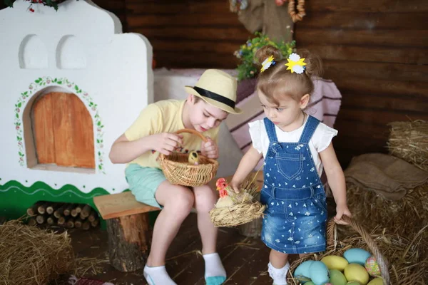 Mała Słodkie Dziewczyna Nosi Portfel Wielkanocne Jaja — Zdjęcie stockowe