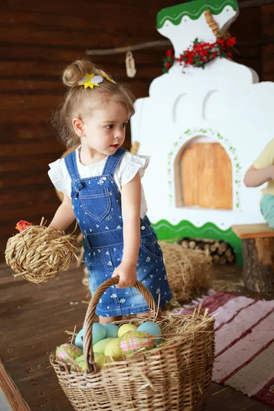 Mała Słodkie Dziewczyna Nosi Portfel Wielkanocne Jaja — Zdjęcie stockowe