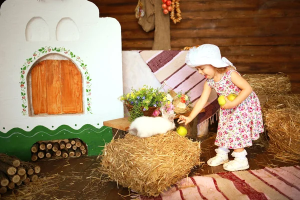 Κοριτσάκι Παίζει Μικρό Λευκό Κουνέλι Πάσχα Διακοπές — Φωτογραφία Αρχείου