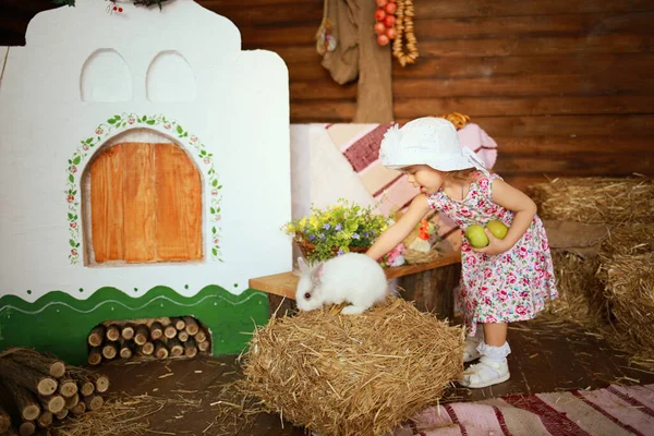 Niña Juega Con Conejito Blanco Vacaciones Pascua —  Fotos de Stock